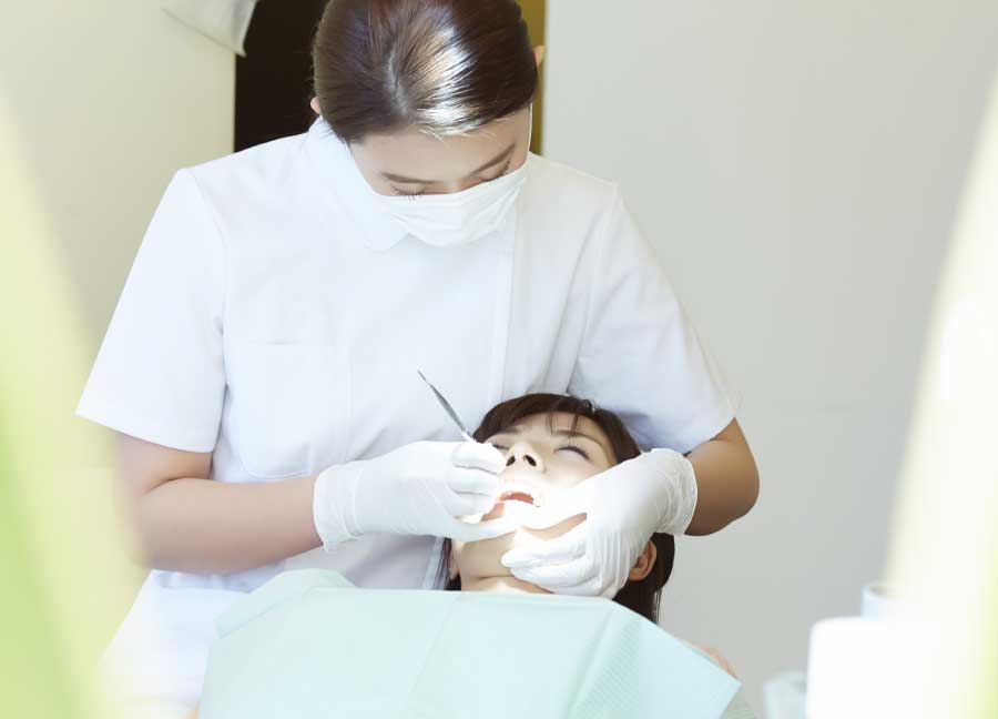 治療する歯科衛生士